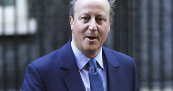 前首相戴维·卡梅伦出人意料地重返英国政府，出任外交大臣
