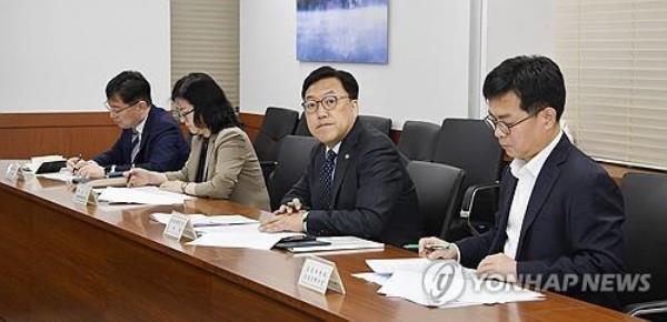 First Vice Finance Minister Kim Byoung-hwan presides over a governmentwide emergency meeting on the Middle East crisis in Seoul on April 16, 2024, in this photo provided by South Korea's finance ministry. (PHOTO NOT FOR SALE) (Yonhap)