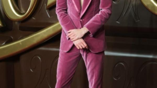 “很多自动调音”：提莫西·查拉梅拿旺卡的歌唱技巧开玩笑