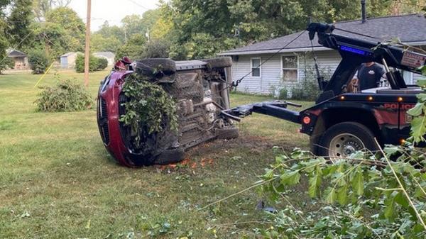 印第安纳州警方称，一名女子的挡风玻璃被飞起的轮胎撞到，造成致命车祸