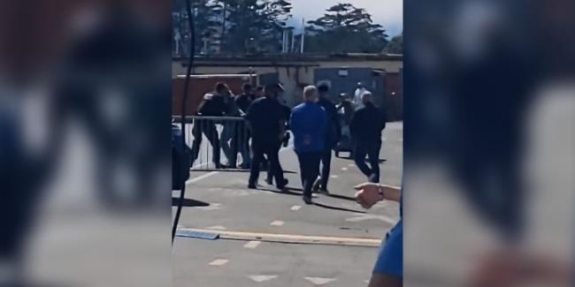 Roblox开发人员涉嫌携带枪支到RDC，殴打警察