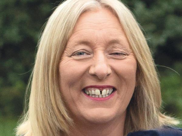 向在克里郡撞车事故中去世的“有爱心”的妈妈致敬，因为她在当地被命名